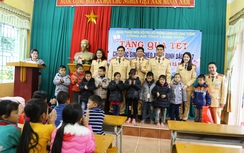 CSGT Lạng Sơn tặng quà Tết cho học sinh nghèo