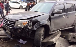 Tai nạn liên hoàn: Ô tô húc bay hàng loạt xe máy