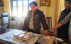 CSGT Lai Châu truy bắt đối tượng giấu 10 bánh heroin bên vệ đường