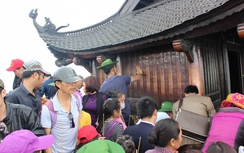 Những hành vi phản cảm tại lễ hội non thiêng Yên Tử