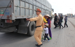 CSGT Quảng Ninh thảnh thơi ngày khai hội Yên Tử