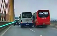 Clip: Hai xe khách lạng lách, chèn ép nhau trên cầu Bãi Cháy