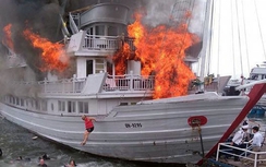 Cháy tàu du lịch rạng sáng nay tại Quảng Ninh