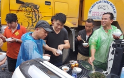 Bữa cơm "lấm bụi" để kịp giải cứu "khủng long" 85 tấn