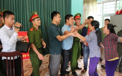 Giày dép ném loạn xạ tại buổi xin lỗi tử tù Hàn Đức Long