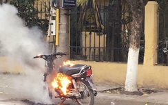 Nam thanh niên xăm trổ đốt xe khi đôi co với CSGT