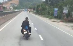 Thanh niên đầu trần, đánh võng xe máy chèn ép xe khách đang chạy