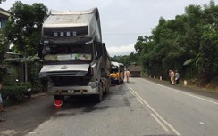 Va chạm xe đầu kéo, xe buýt bẹp đầu, nữ hành khách tử vong