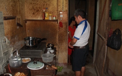 Bữa cơm "mượn" của những gia đình trốn lũ ở Mù Cang Chải