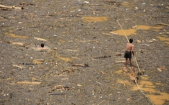 Mình trần vớt gỗ giữa lòng hồ thủy điện sau lũ dữ