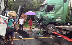 Hai xe tải đâm trực diện, cưa xe giải cứu tài xế