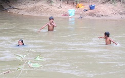 Theo bạn ra hồ chơi, hai trẻ nhỏ đuối nước thương tâm