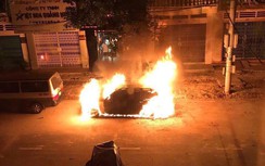 Mercedes GLC 250 bốc cháy dữ dội, chủ xe khóc ròng