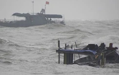Quảng Ninh: Sóng lớn nhấn chìm tàu xi măng, 6 người thoát nạn