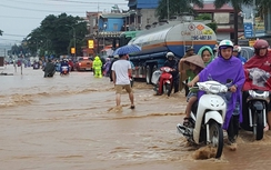 Chùm ảnh: QL6 ngập, nhiều xe chết máy, giao thông ách tắc