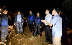 Giao thông các tỉnh miền Bắc chia cắt nghiêm trọng trong mưa lũ