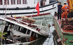 Quảng Ninh: 3 người thoát nạn khi tàu du lịch chuẩn bị đắm