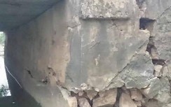 Cầu bị hở mố, đường nối Hòa Bình đi Ninh Bình bị chia cắt