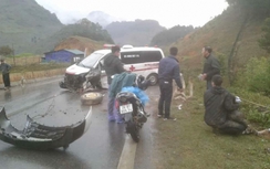 Xe cứu thương gặp tai nạn trên QL6, 3 người bị thương