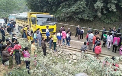 Gần 30 người thoát chết trong vụ tai nạn ở khúc cua Hòa Bình