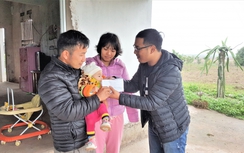 Báo Giao thông trao quà người mẹ cụt đôi tay sinh con sau TNGT