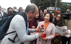 Quảng Ninh lì xì khách quốc tế "xông đất" vịnh Hạ Long