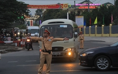 CSGT Quảng Ninh làm "cọc tiêu sống" giữa trung tâm Yên Tử