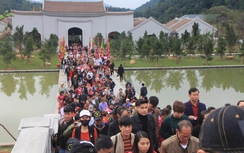 Cụ già, trẻ nhỏ đều phấn khích hành hương đất Phật Yên Tử