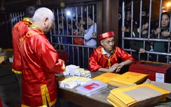 Video: Vẫn còn chuyện "đưa tiền lấy ấn" tại đền Trần