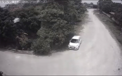 Dân mạng truy tìm kẻ đập kính ôtô trộm túi xách giữa ban ngày