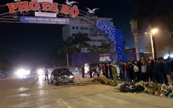 Xe máy lao vào ô tô, 2 nam sinh chết trong phố đi bộ