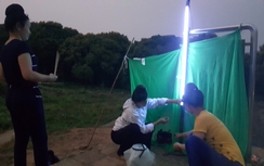 Xem phụ nữ dân tộc Thái "làm phép" bắt ve đặc sản