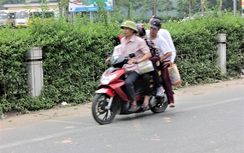 Xe ôm kẹp bốn, không MBH phóng vô tư ở Đền Hùng