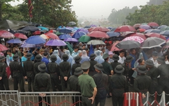 Mở lối ưu tiên cho người già và trẻ em vào Đền Hùng