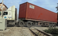 Barie tự động không cản được người dân... vượt Dốc Nghĩa