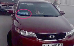 Ba cán bộ quản lý thị trường dùng "xe báo chí" đi công vụ