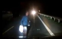 Tài xế phanh dúi dụi tránh cụ già băng qua đường trong đêm