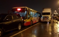 Đường lên cầu Thanh Trì ùn tắc hàng tiếng trong đêm vì TNGT