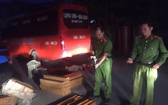 Bắt 2 ô tô vận chuyển 300 thanh kiếm, dùi cui điện