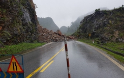 Hàng trăm m³ đá sạt lở xuống QL6, giao thông bị gián đoạn