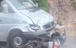 Xe máy bị cuốn vào gầm xe khách, một phụ nữ tử vong