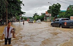 Nước ngập sâu, sạt lở làm Quốc lộ 6 ách tắc nhiều giờ