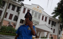 Bảo vệ UBND huyện Văn Giang đòi tịch thu thiết bị của phóng viên