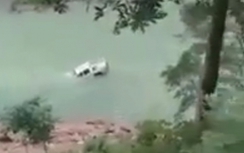 Xe bán tải biển xanh đi từ thiện bị nước cuốn trôi, nhấn chìm