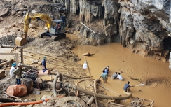 Chưa tiếp cận được hai phu vàng mắc kẹt trong hang ở Hoà Bình