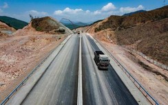 Chặn rào chắn bằng bê tông trên cao tốc Hạ Long - Vân Đồn