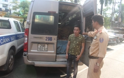 Tài xế ô tô khách lắp 2 biển kiểm soát để... chở gỗ lậu