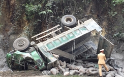 Xe tải chở xi măng đâm vách núi, tài xế tử vong tại chỗ