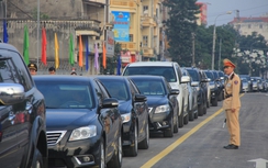 Vừa thông xe, người dân đổ xô lên cầu Kỳ Cùng ngắm cảnh