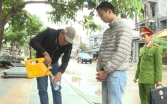 Bắt giữ 2 đối tượng ném chất bẩn vào nhà dân để đòi nợ